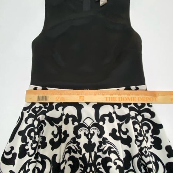 B. Darlin sleeveless Black and white zipper dress size 9/10 Junior. - Picture 8 of 9